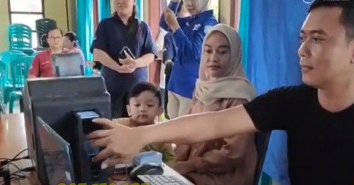 Ilustrasi verifikasi data KPM untuk mendapatkan bansos tahap keempat