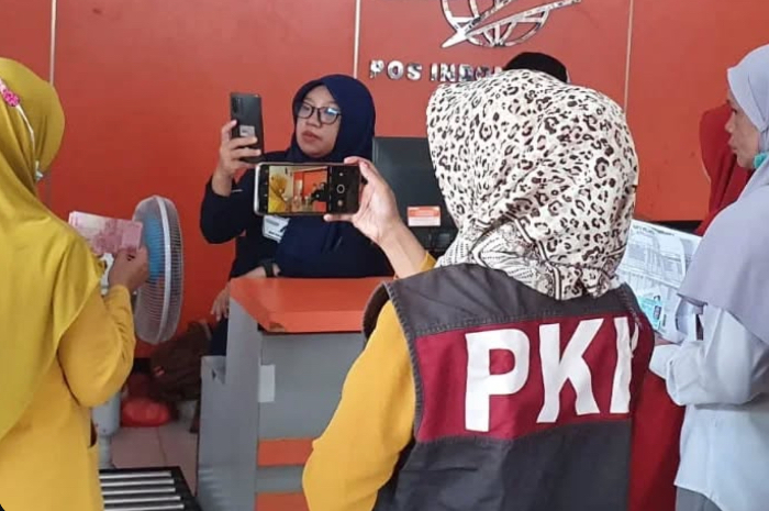 Ilustrasi: Penyaluran bantuan sosial (bansos).