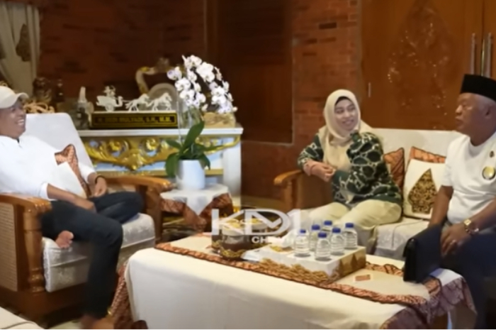 Gubernur Jawa Barat Dedi Mulyadi saat berbincang dengan Yai Mim di Lembur Pakuan.