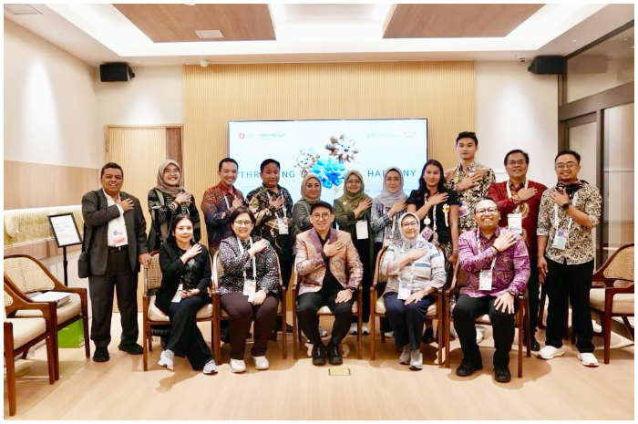 Menbud Fadli Zon bersama tim Paviliun Indonesia dalam mempromosikan budaya di Expo 2025 Osaka, Jepang