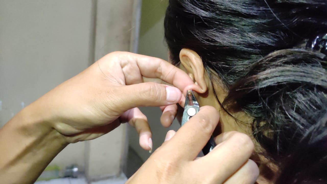 Damkar membantu melepas anting seorang warga yang tersangkut di telinga.