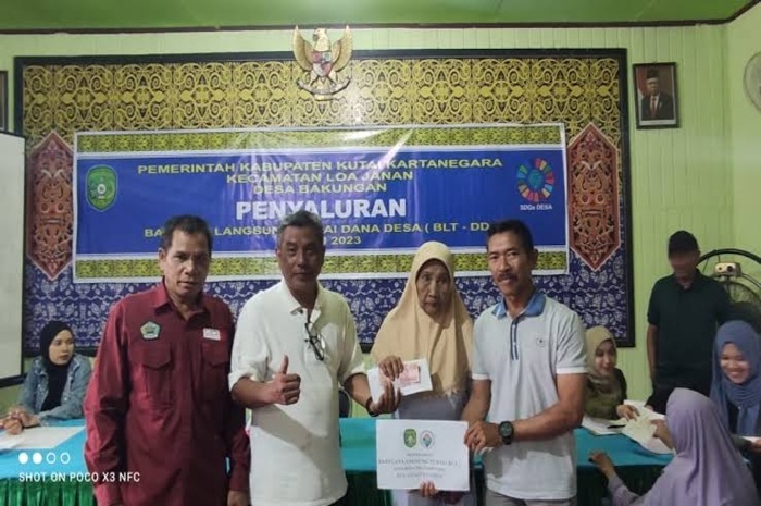 KPM mengambil bansos PKH dan BPNT