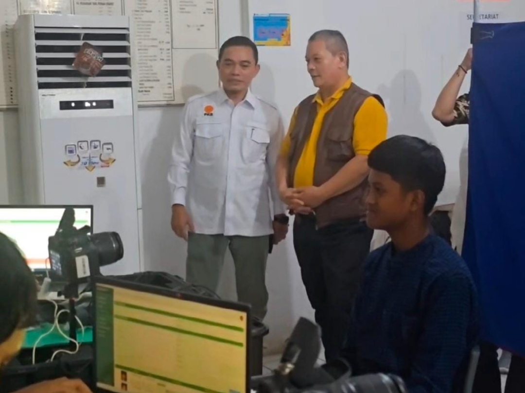 Layanan sore-malam Adminduk di Kelurahan Mekarwangi.
