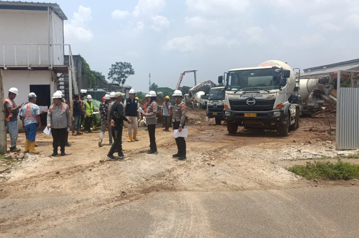 Petugas gabungan meninjau proyek di Jalan Perdana, Kedung Badak, Kecamatan Tanah Sareal, Kota Bogor.