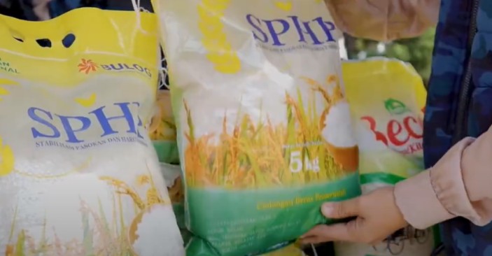 Ilustrasi penyaluran bantuan tambahan 20 kg beras