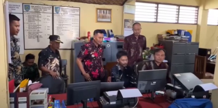Ilustrasi mengecek status SIKS-NG terkait penyaluran bansos tahap keempat