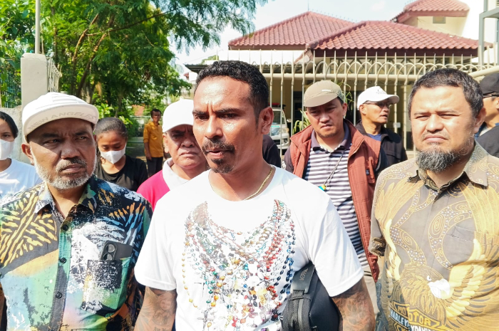 Pendamping sekaligus perwakilan keluarga, Fransisco Tango Kunda (tengah) usai menjemput tiga pegawai panti jompo di Kota Bogor.