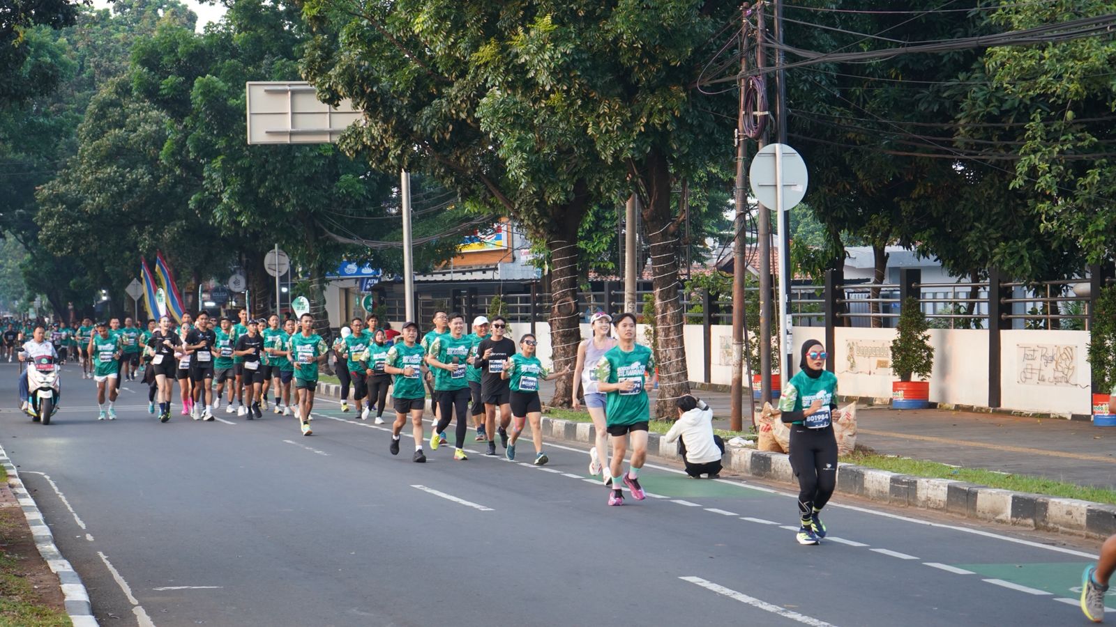 Sejumlah masyarakat saat mengikuti Bogor Run Siliwangi 10K di Stadion Pakansari, Cibinong, Kabupaten Bogor.