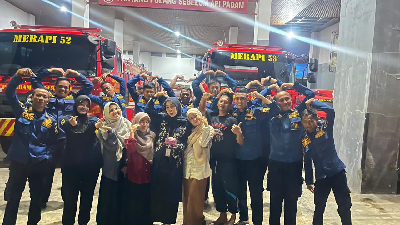 Petugas Damkar Kabupaten Bogor, saat memeriahkan hari ulang tahun seorang guru di Cibinong.
