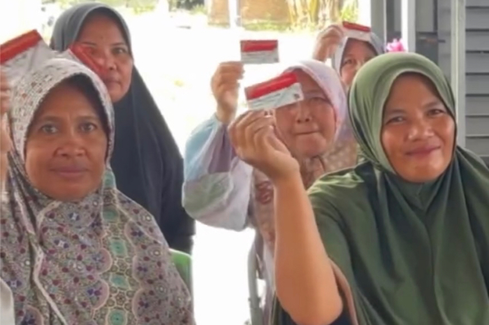 KPM bansos PKH BPNT perlihatkan KKS mereka.