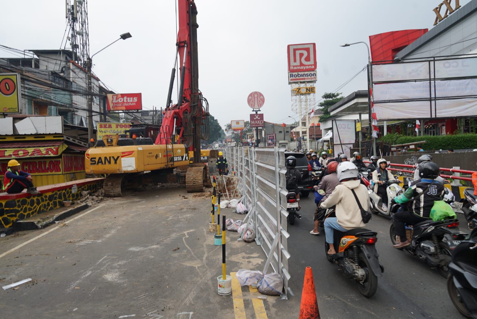 Petugas proyek saat merevitalisasi Jembatan Cibalok, Jalan Raya Tajur, Kota Bogor.