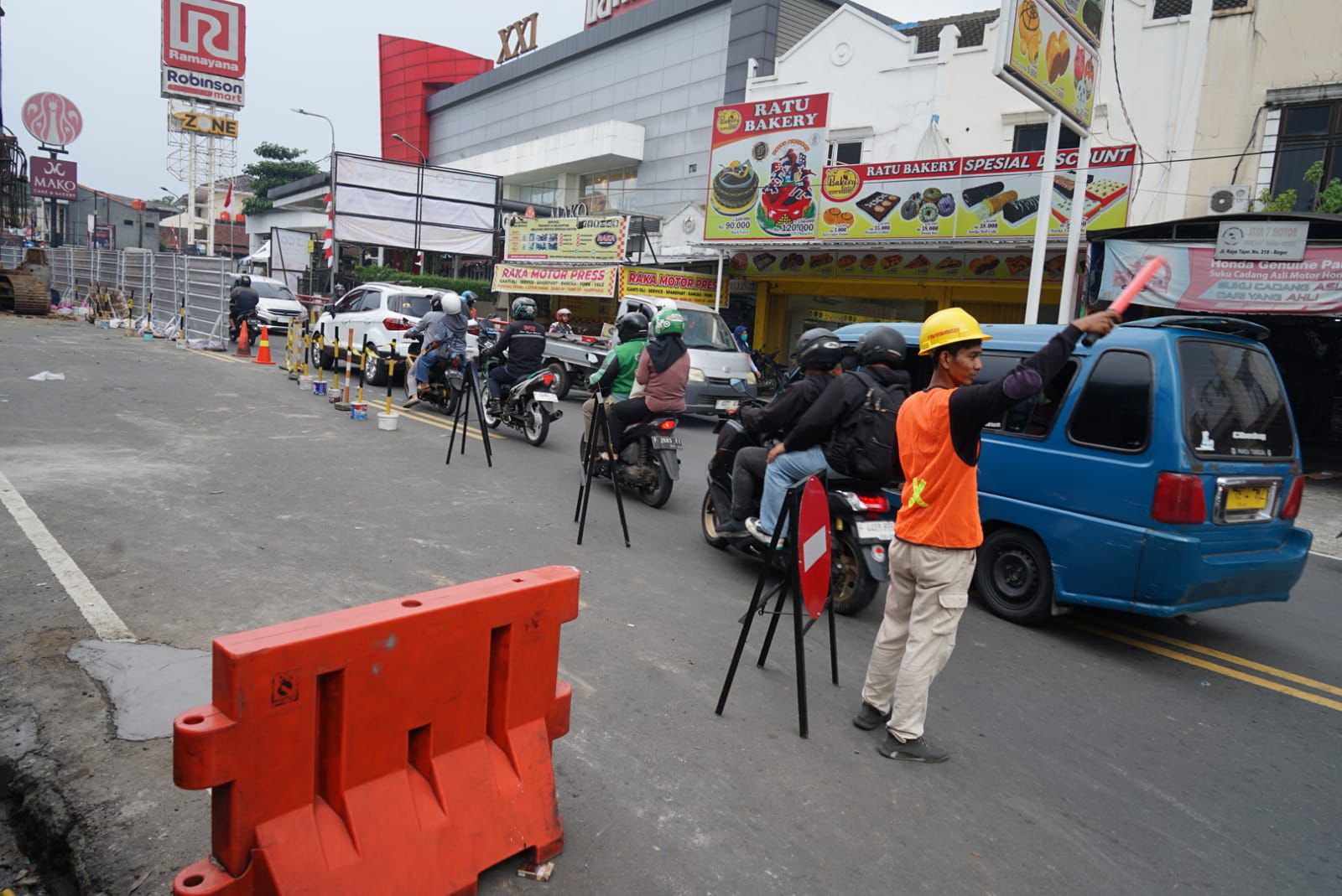 Petugas proyek saat merevitalisasi Jembatan Cibalok, Jalan Raya Tajur, Kota Bogor.
