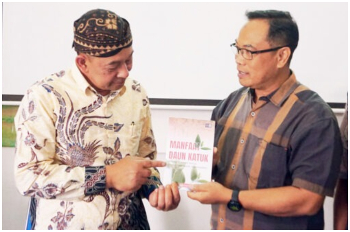 Prof Agik Suprayogi dari IPB University menyerahkan buku berjudul &ldquo;Manfaat Daun Katuk&rdquo; kepada Ketua Umum Koperasi SAE sebagai bagian dari kegiatan sosialisasi inovasi Katulac.