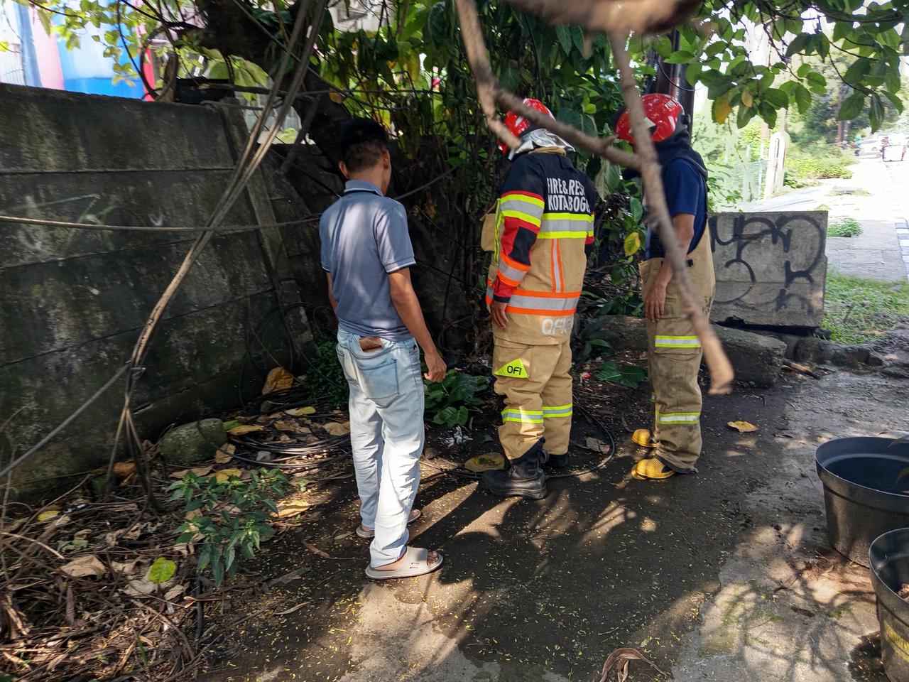 Petugas Damkar saat melakukan pendinginan lahan yang terbakar di Tanah Sarea, Kota Bogor.