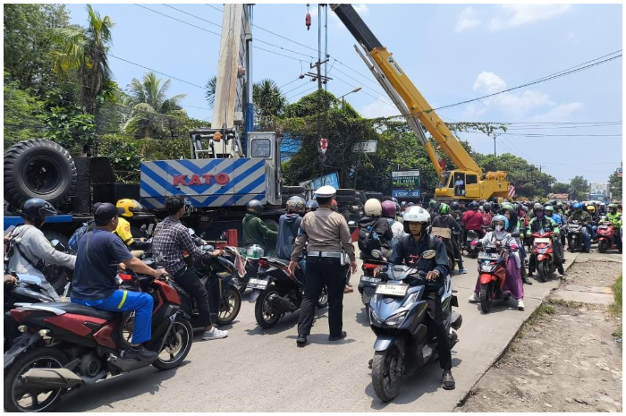 Proses evakuasi truk kontainer terguling di bahu Jalan Raya Limusnunggal, Kecamatan Cileungsi, Kabupaten Bogor.