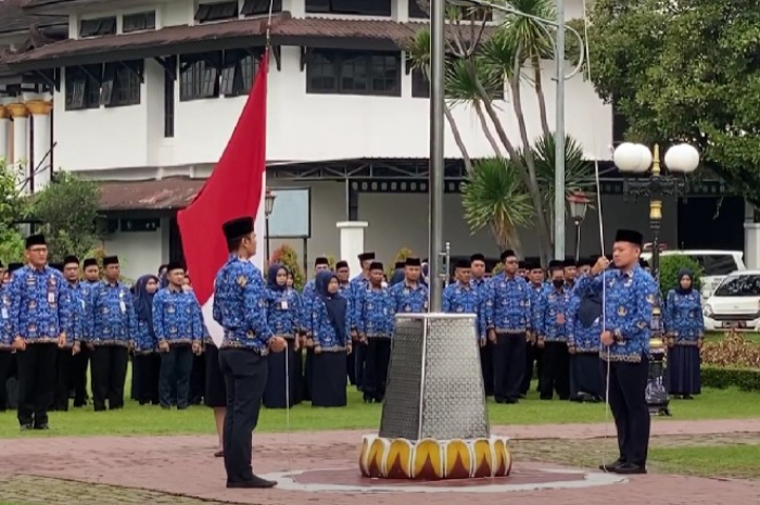 Para PNS dengan serius menjalankan upacara bendera.