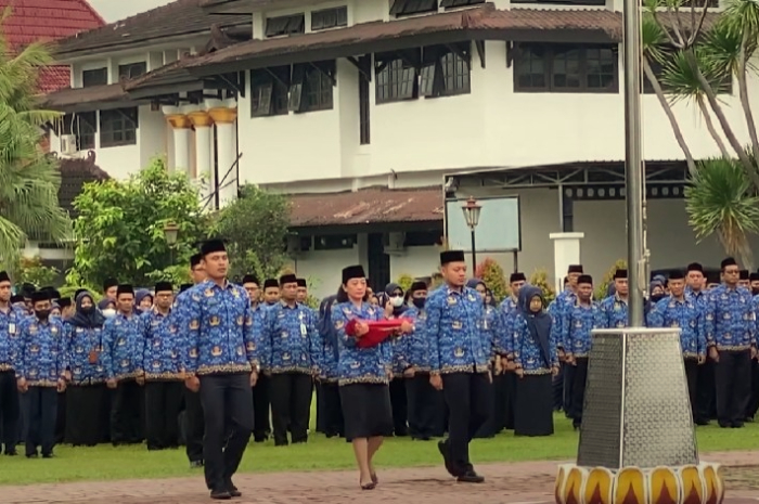 Para PNS sedang upacara bendera.