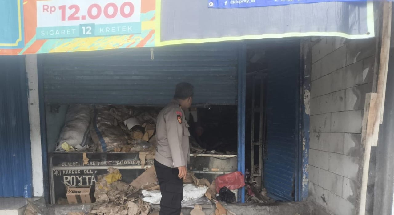 Polisi melakukan cek TKP penemuan jenazah di salah satu ruko di Kota Depok.