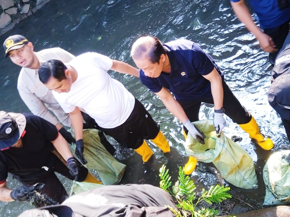 Menteri Lingkungan Hidup bersama Wakil Walikota Depok, melakukan bebersih Sungai Cipinang Minggu,&nbsp;12&nbsp;Oktober&nbsp;2025.