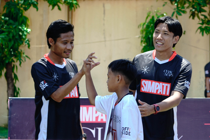 Evan Dimas dan Ahmad Bustomi memberi semangat kepada salah seorang peserta Simpati Class of Stars