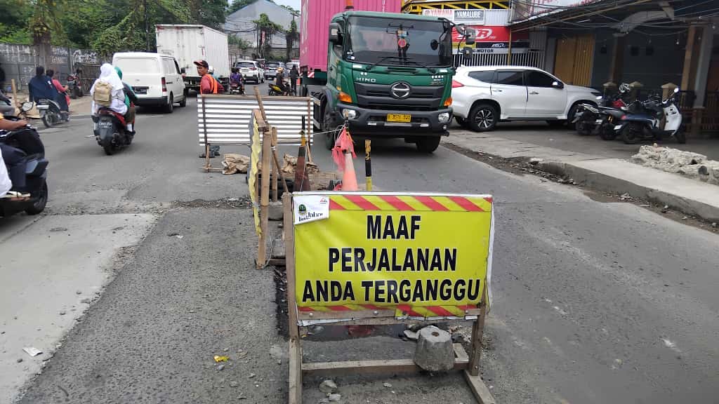 Pantauan Radar Bogor di Jembatan Transyogi, Kecamatan Cileungsi, Kabupaten Bogor, ambles saat open traffic, nampak macet pada Senin 13 Oktober 2025.