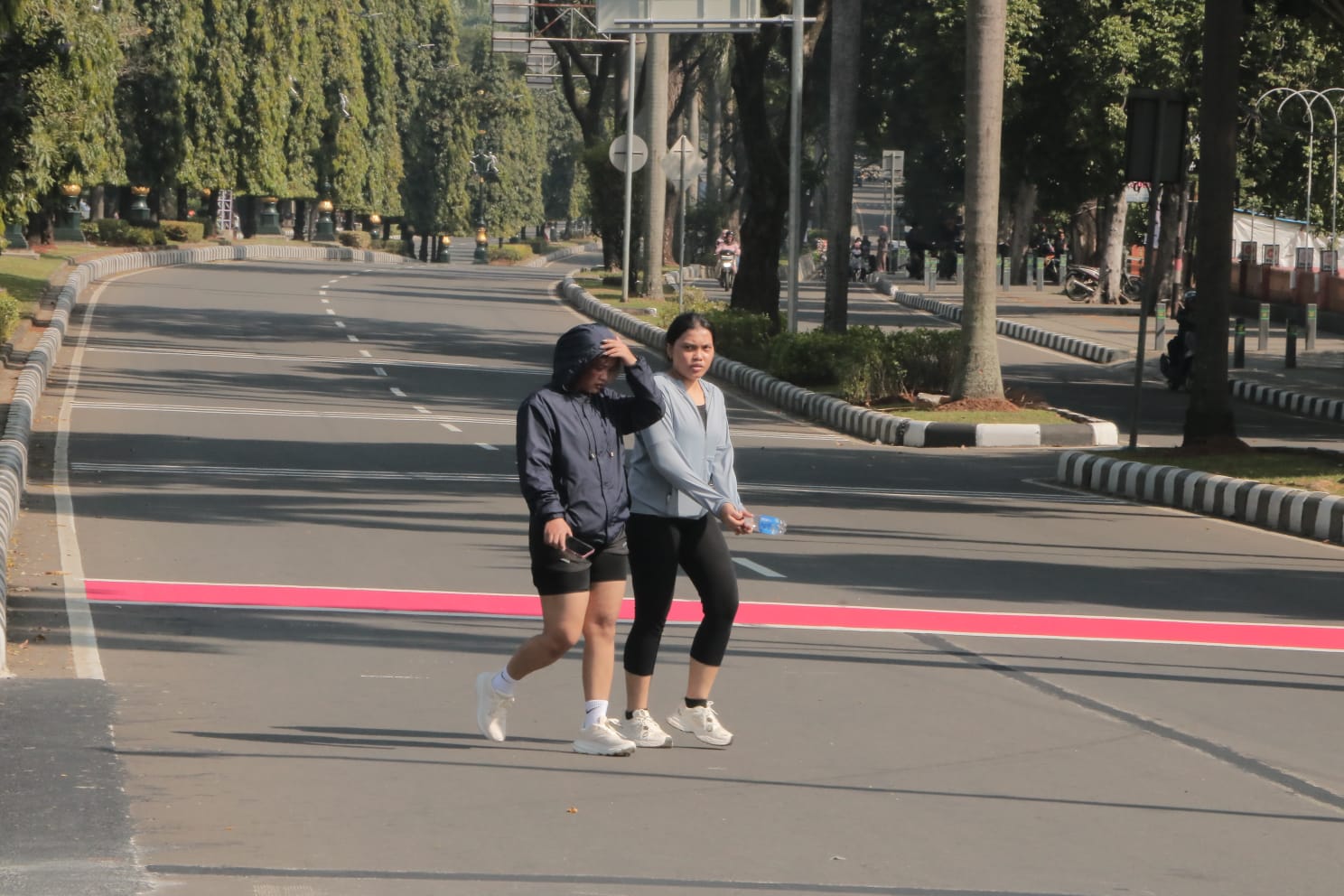 Warga beraktifitas di Jalan Tegar Beriman, Kecamatan Cibinong, yang rencananya dijadikan Pemkab Bogor, sebagai jalan bebas kendaraan atau car free day.
