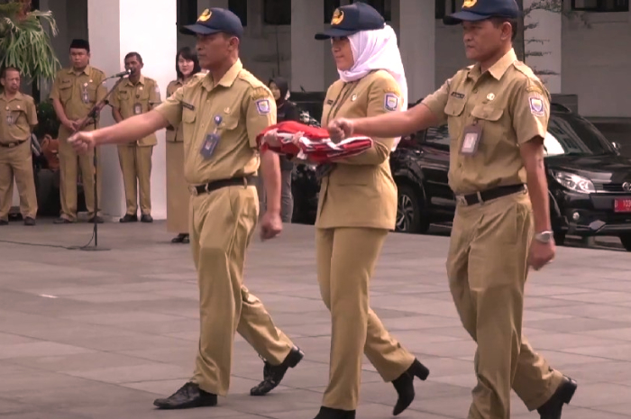 Para ASN sedang jadi petugas upacara bendera.