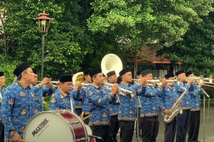 ASN : Para PNS menjadi pengiring upacara bendera.