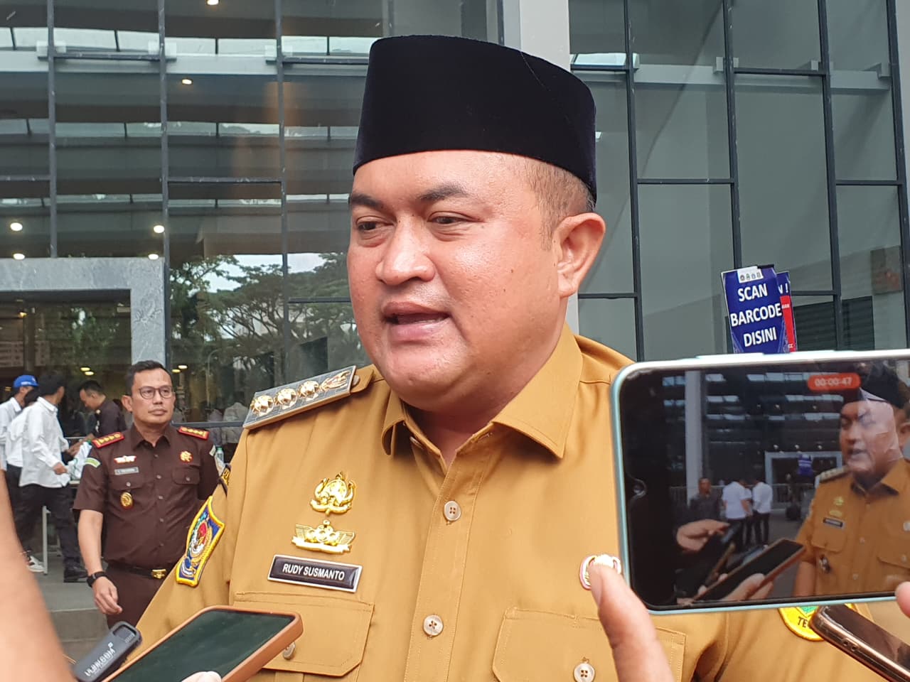 Bupati Bogor, Rudy Susmanto saat dimintai keterangan usai menghadiri konsolidasi regional BGN di SICC, Sentul Babakan Madang, Kabupaten Bogor, Senin 13 Oktober 2025.