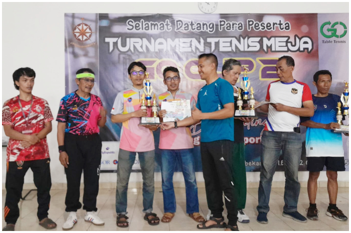 Penyerahan hadiah kepada para pemenang Turnamen Tenis Meja GO Cup II.