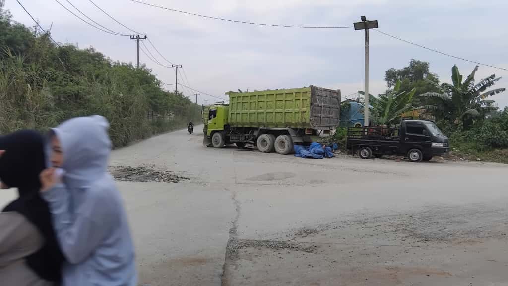 Truk tambang melintas di Jalan Kecamatan Klapanunggal, Kabupaten Bogor, menimbulkan debu tebal yang dikeluhkan warga sekitar, Senin 13 Oktober 2025.