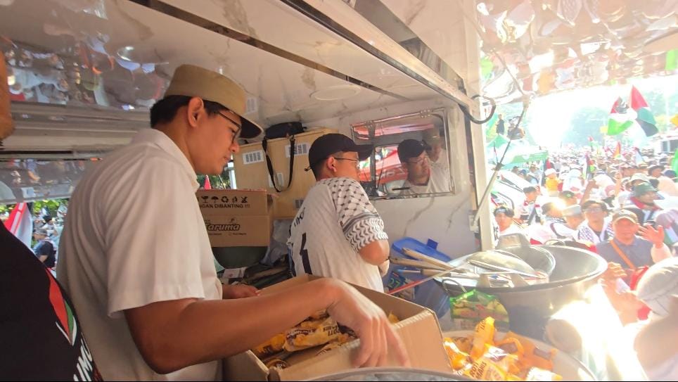 Rakat turun hadir menyukseskan aksi dengan membagi-bagikan makanan dan minuman kepada masyarakat.