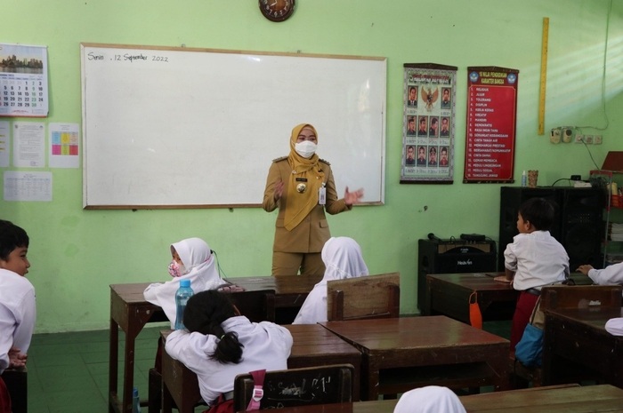 Guru mengajar di kelas