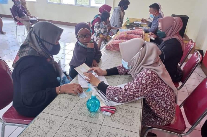 Ilustrasi: Penyaluran bantuan sosial (bansos).
