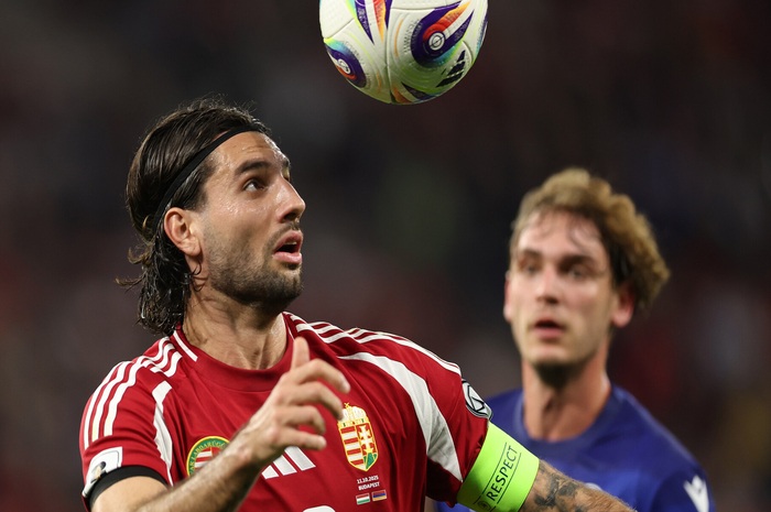 Dominik Szoboszlai menyundul bola dalam laga menghadapi Armenia