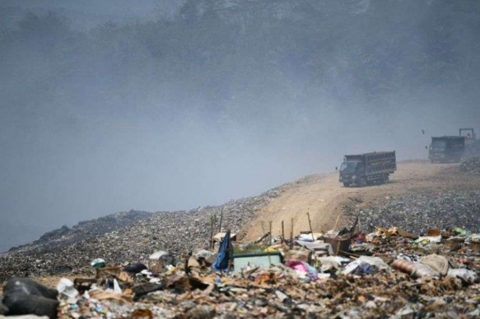 Gunungan sampah di TPA Sarimukti.