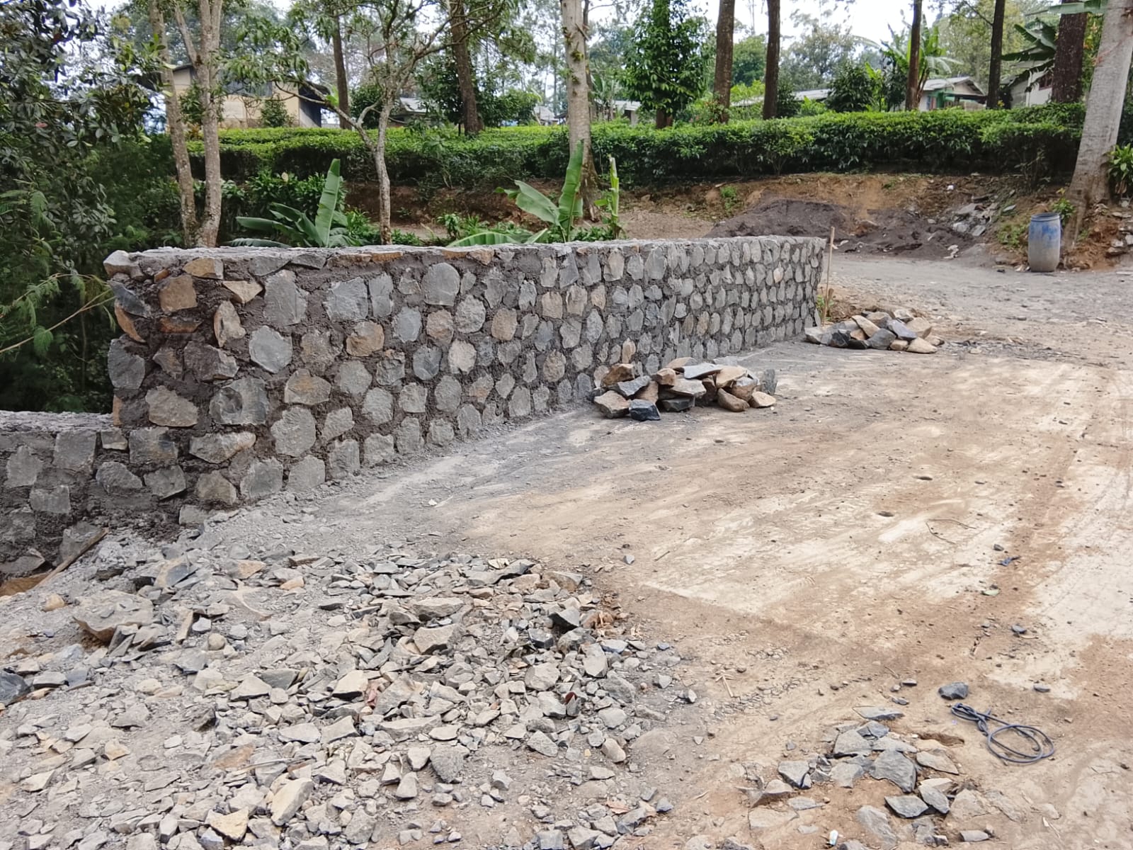 Akses wisata Puncak di Jalan Rawa Dulang, Desa Tugu Selatan, Kecamatan Cisarua, Kabupaten Bogor, dalam proses pembangunan.