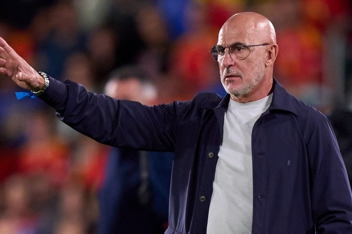 Pelatih Spanyol, Luis de la Fuente, mendampingi timnya dalam laga menghadapi Georgia.