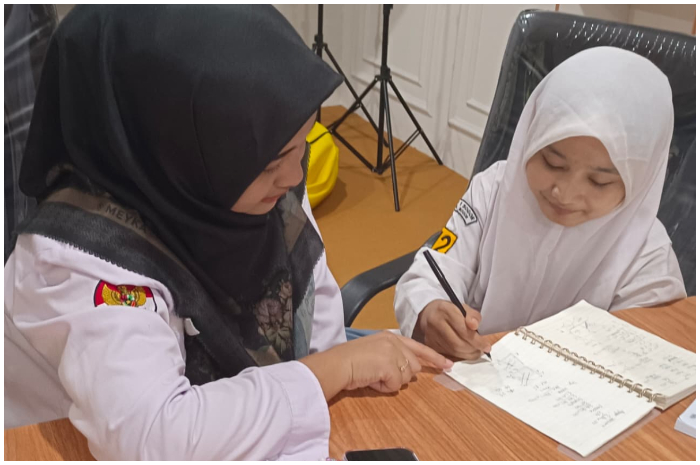 Socca Putrivana Gati, Siswi MAN 1 Bogor yang berhasil meraih peringkat pertama OMI tingkat Provinsi Jawa Barat bidang Ekonomi.