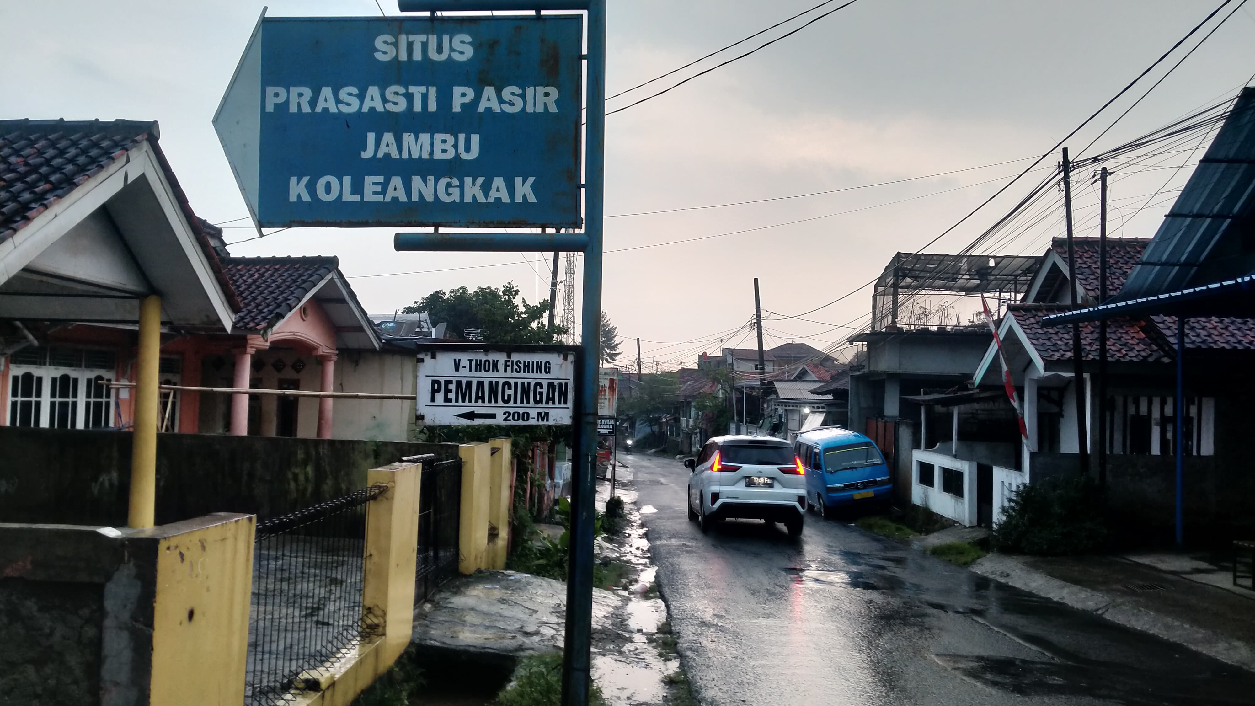 Prasasti Pasir Jambu Kolengkak di Desa Batu Tulis, Kecamatan Nanggung, Kabupaten Bogor, kini terancam pergerakan tanah atau longsor.