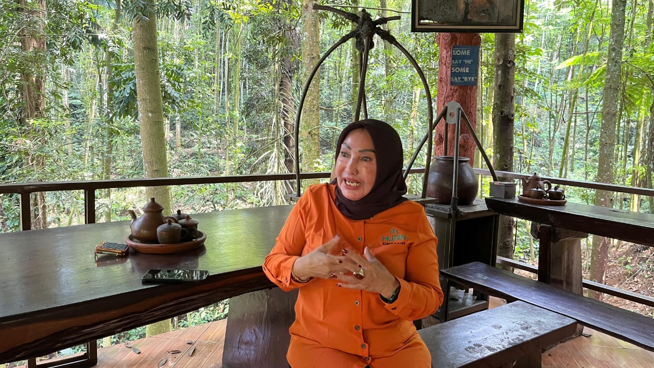 Rosita pemilik hutan organik, saat dimintai keterangan oleh Radar Bogor di Desa megamendung, Kecamatan Megamendung, Kabupaten Bogor, Selasa 14 Oktober 2025.
