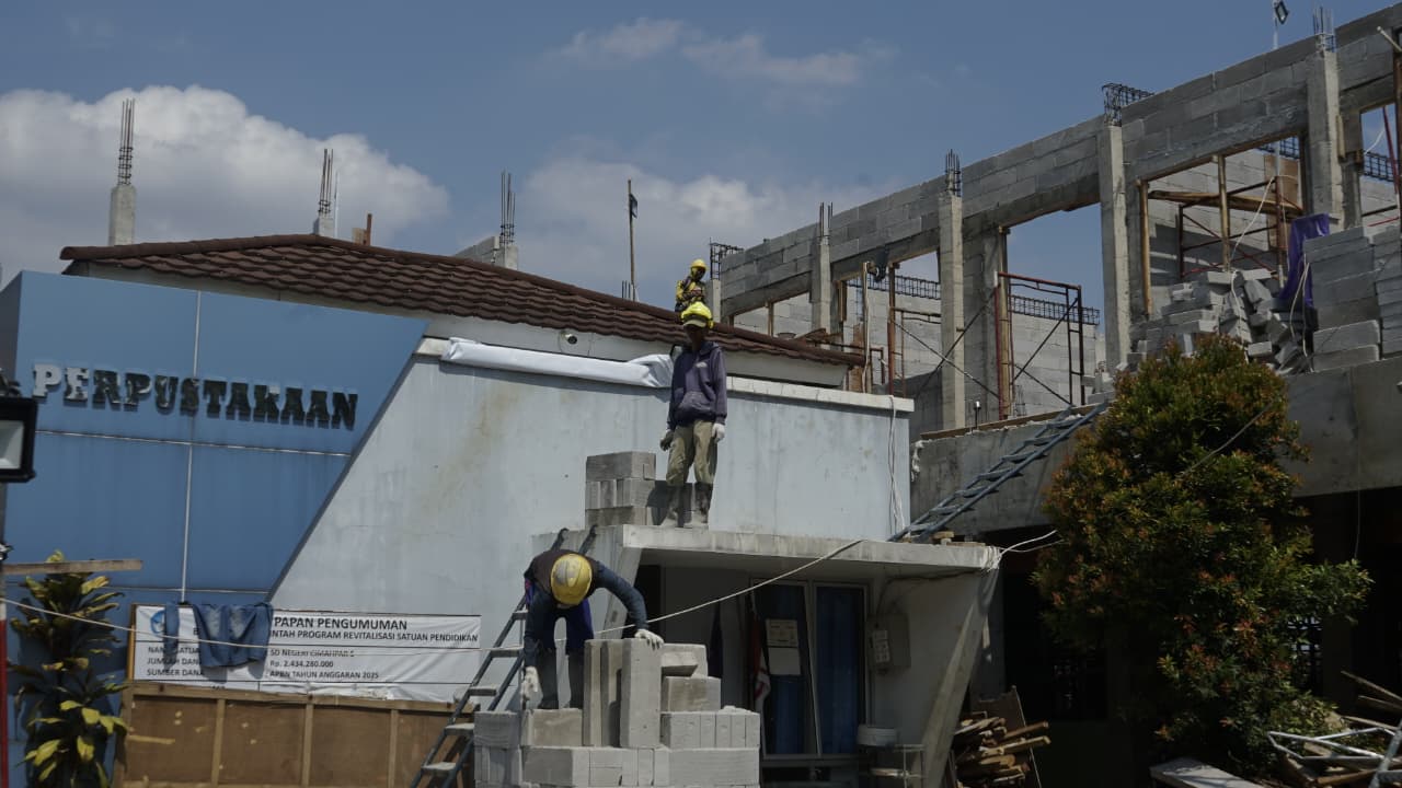 Renovasi SDN Cimahpar 5, Kota Bogor, yang masih berlangsung hingga sekarang sampai Desember nanti.