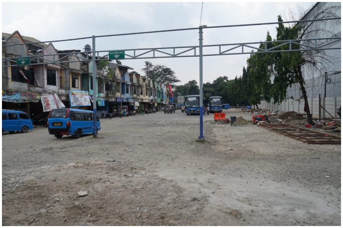 Sejumlah pekerja menyelesaikan perbaikan atau revitalisasi Terminal Cibinong Kabupaten Bogor, Senin 13 September 2025.