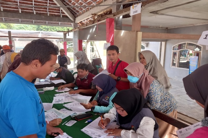 Ilustrasi: KPM saat antre mendapat bantuan sosial (bansos).