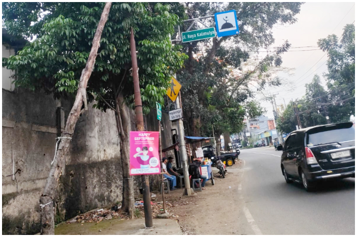 Pohon tumbang nyangkut di kabel Jalan Kalimulya Kota Depok bahayakan pengguna jalan.