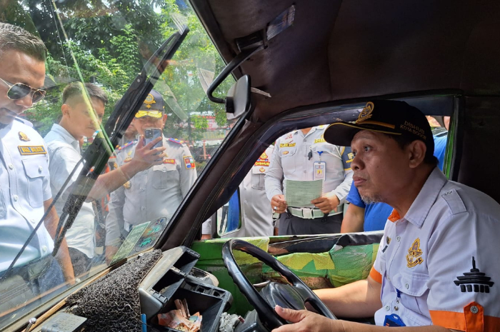 Pemerintah Kota (Pemkot) Bogor menertibkan belasan unit angkot yang tidak laik jalan.