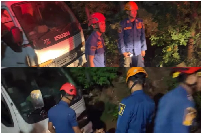 Petugas Dinas Pemadam Kebakaran Kabupaten Bogor mengevakuasi truk box yang mengalami kendala saat menanjak di Kampung Pabuaran, Desa Cimandala, Kecamatan Sukaraja, Kabupaten Bogor.