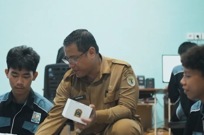Ilustrasi guru dan siswa. Tunjangan profesi guru segera cair.