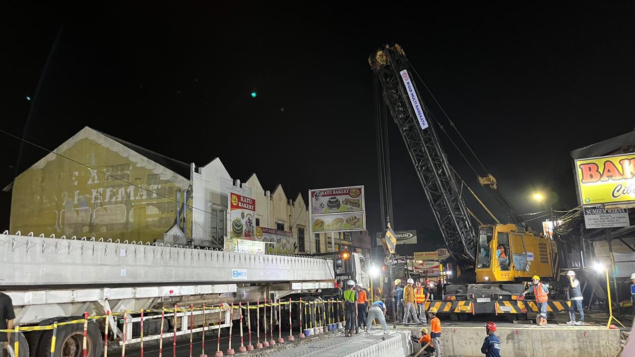 Proses pemasangan erection girder di Jemabatan Cibalok, Jalan Raya Tajur, Kota Bogor.