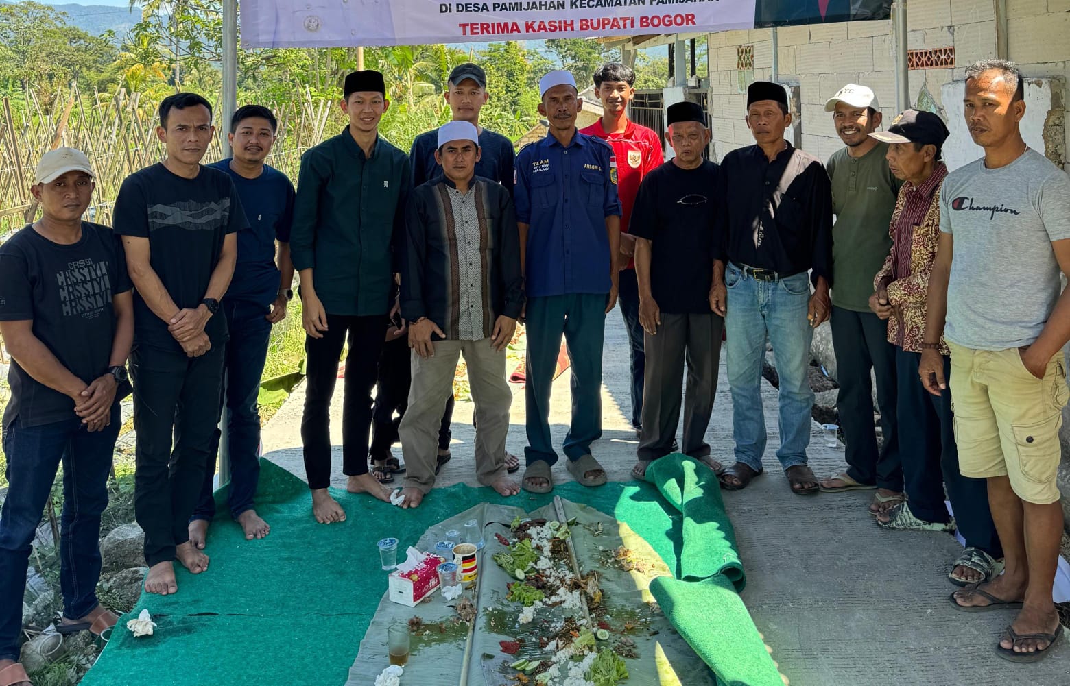 Para petani di Kampung Nangkasari Tiga, Desa Pamijahan, Kecamatan Pamijahan, Kabupaten Bogor.